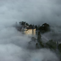 Château de mercuès vu du ciel, dans la brume