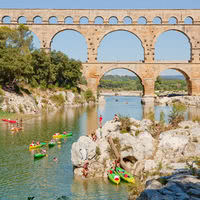 Canoe sous le pont du gard