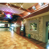 Salle bordeaux et petit pub année 60