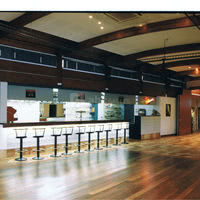 Salle bordeaux et son plancher en bois exotique