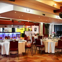 Salle bordeaux repas tables rondes