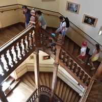 Escaliers dans le hall du château