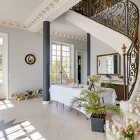 Magnifique escalier dans l'entrée