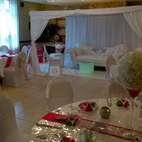 Table ronde et housse de chaise