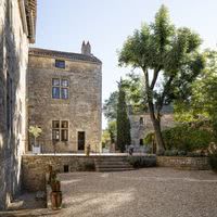 Cour intérieure du château près de l'entrée de la chapelle Saint Martin , construite en l'an 930 .