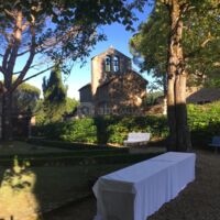 La cour intérieure proche de la chapelle du 9 -ème siècle , et de la fontaine médiévale