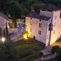 Le château reste éclairé pendant les mariages.