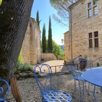Cour devant le château