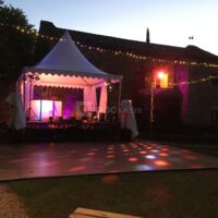 Exemple de piste de danse installée devant les salles de mariages , dans le jardin à la Française