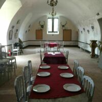 Salle du bas  pour danser , repas ou expositions (anciennes écuries )