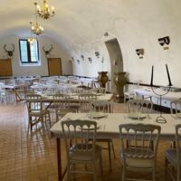 Salle du bas  pour danser , repas ou expositions (anciennes écuries )