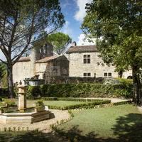 La fontaine médiévale dans la cour intérieure avec ses jardins .