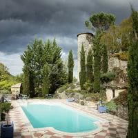 La piscine réservée aux mariages et aux gîtes