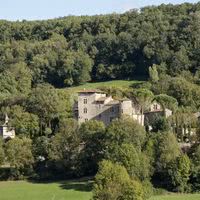 Le château de Cas , entierement restauré  à partir de 1979 par la famille de Lastic Saint Jal qui l'habite .