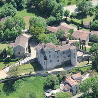 Le château de Cas , ses gîtes avec piscine , parkings et plusieurs jardins