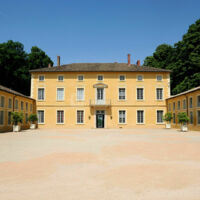 La Cour d'Honneur avec à gauche l'ensemble Salle de la Cour d'Honneur, Véranda et Salle de la Saône et à droite la Salle des Fresques