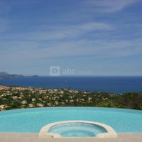 La piscine et vue panoramique sur la mer
