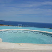 La piscine et vue panoramique sur la mer