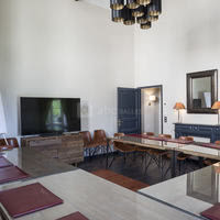 Avec sa salle toute équipée...