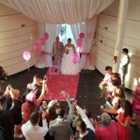 Accueil des mariés dans verrière décorée