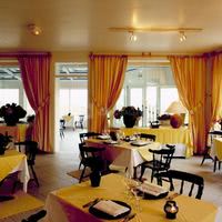 Une salle à manger terrasse panoramique vue mer