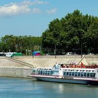 Bateau au quai d'arles