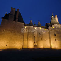Fougères illuminé la nuit