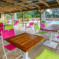 Terrasse au bord de la piscine