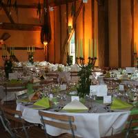 La grande salle décor vert anis et blanc