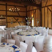 La grande salle décor blanc et bleu