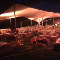 Montage tente nomade face au chateau de Maumont