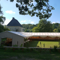 Installation de tentes dans le cloître