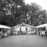Installation de tentes dans le cloître