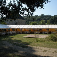 Installation de tentes dans le cloître