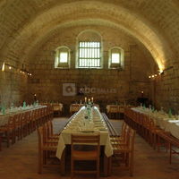 La grande réserve avec tables longues