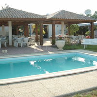 Terrasse de l'hôtel et piscine.
