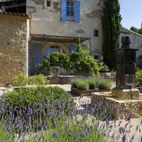 Vue de l'hôtel et des jardins