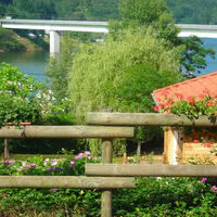 Vue depuis le parc sur le lac et le pont de presle