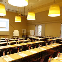 Salon Olympe de Gouges dressé en école