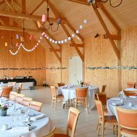 Salle de bois dressée pour une fête d'anniversaire