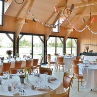 Salle de bois dressée pour une fête d'anniversaire