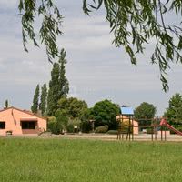 Le jardin et son aire de jeux