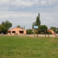 Le jardin et son aire de jeux