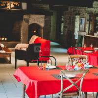Une salle de restauration chaleureuse