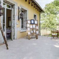 Terrasse devant la salle