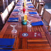 Une petite table au bord de l'eau