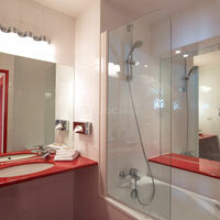 Salle de bain avec baignoire