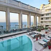 Terrasse vue mer et piscine extérieure
