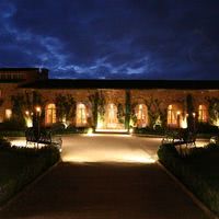 Salle du château + jardins à la française de nuit