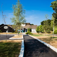 Entrée du restaurant avec parking